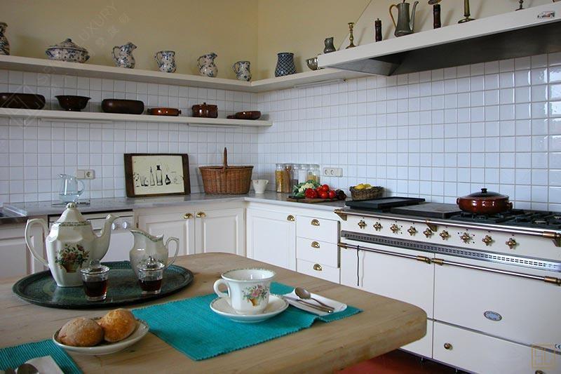 西班牙布拉瓦海岸圣森卡斯特别墅开放式厨房