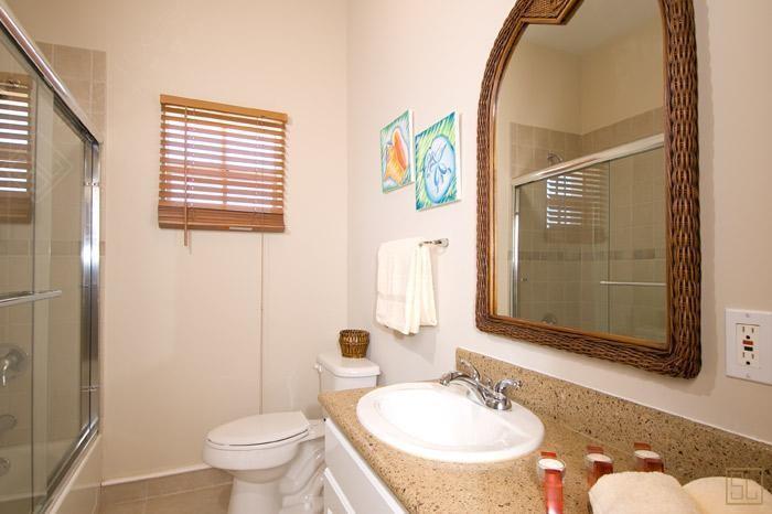 加勒比特克斯和凯科斯群岛棕榈树别墅浴室