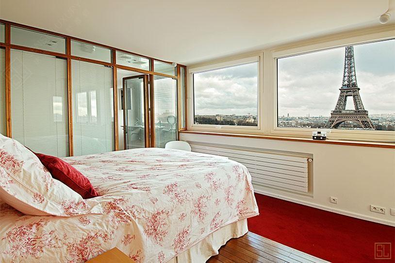 法国巴黎全景公寓能看到铁塔的卧室