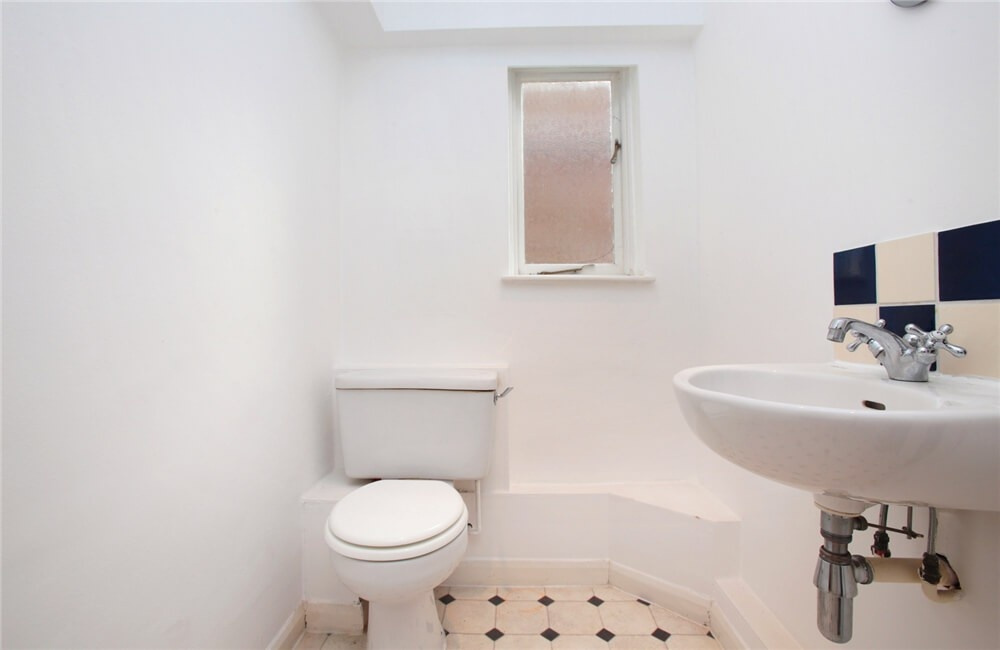 House With Hidden Flat - Photo 18