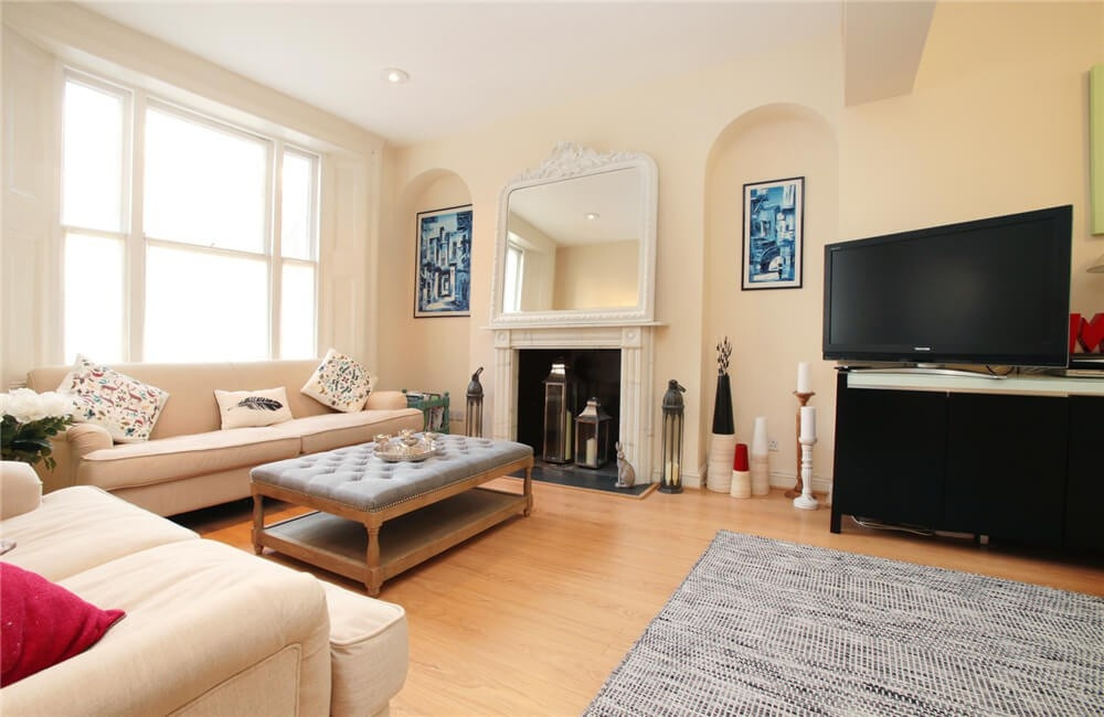 House With Hidden Flat - Photo 6