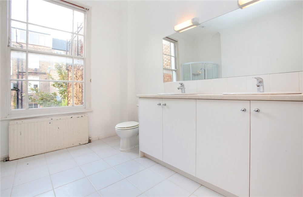 House With Hidden Flat - Photo 22