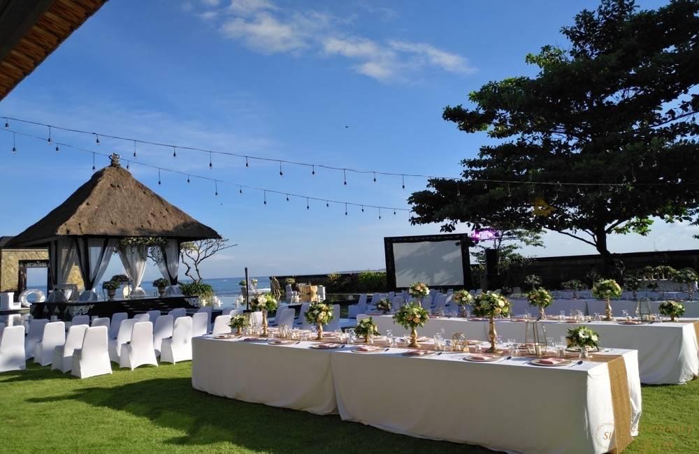 巴厘岛沙努尔海滩豪华海洋别墅婚礼餐桌