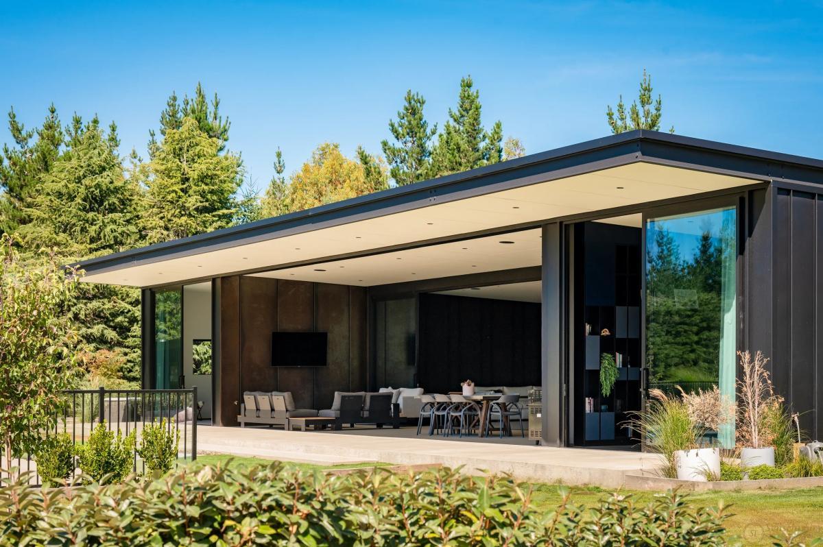 Riverbank Luxury - Photo 2