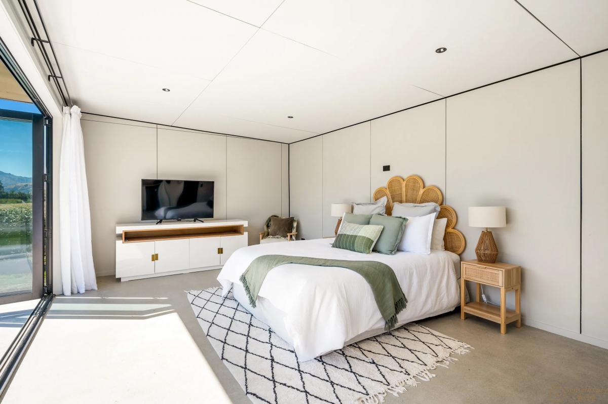 Riverbank Luxury - Photo 26