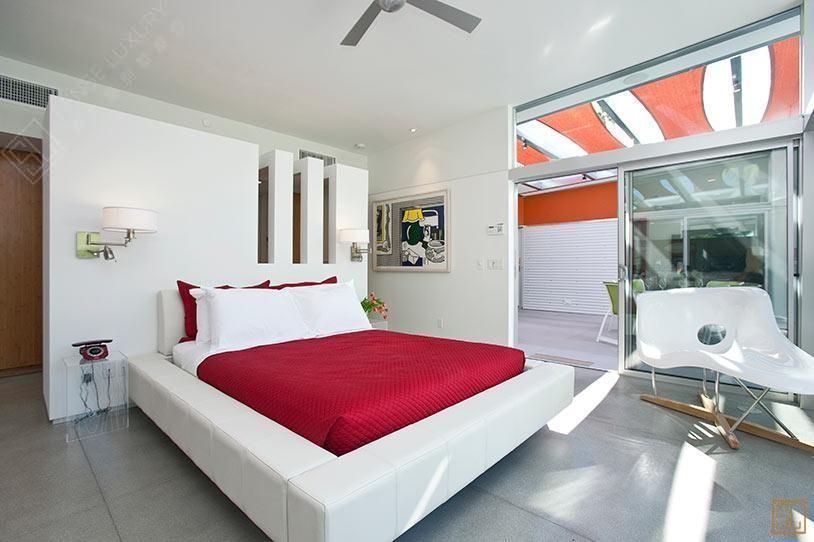 美国棕榈泉现代空间别墅卧室大床