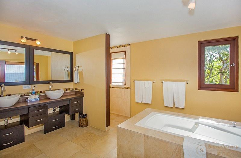 加勒比牙买加水畔悬崖别墅浴室