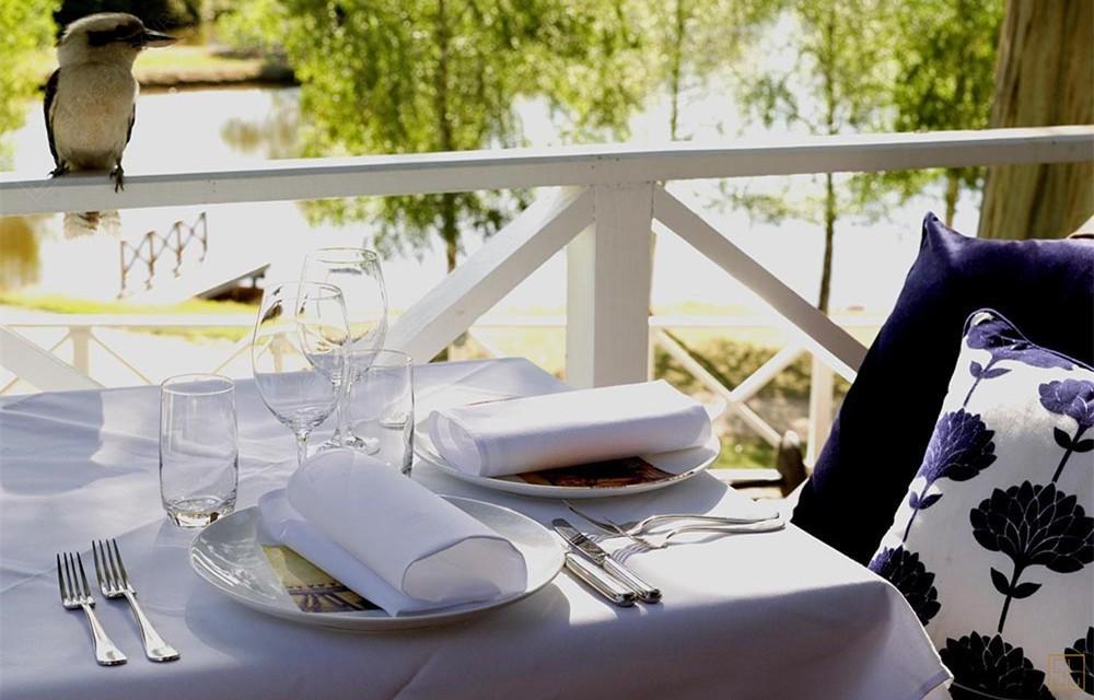 澳大利亚维多利亚州湖畔雅居餐桌