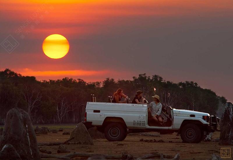 澳大利亚北领地巴姆鲁平原豪华露营区夕阳晚景