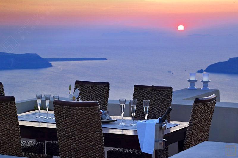 希腊圣托里尼岛埃斯特尔别墅室外就餐区