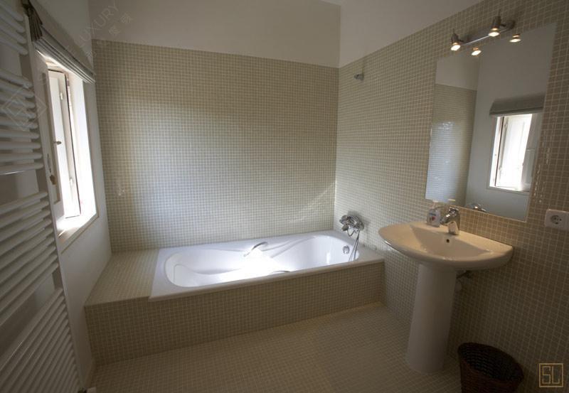 西班牙布拉瓦海岸康简别墅浴室