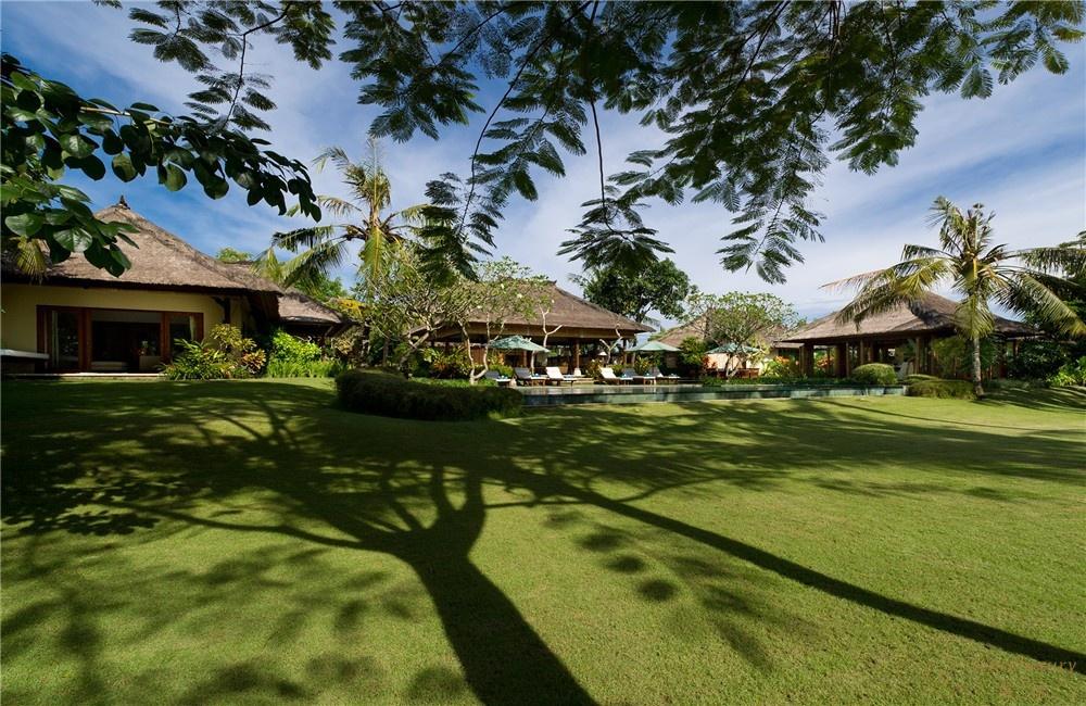 印尼巴厘岛苏利耶达麦别墅草坪