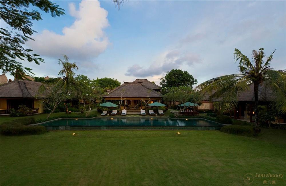 印尼巴厘岛苏利耶达麦别墅草坪
