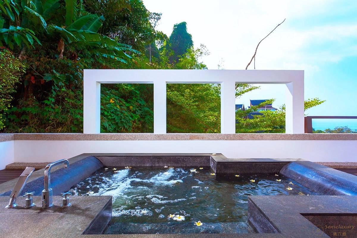 泰国普吉岛岩上的金鱼姬别墅泳池